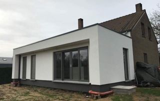 maison moderne avec crépi blanc