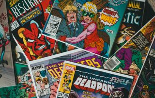 plusieurs bandes dessinées connues empilées