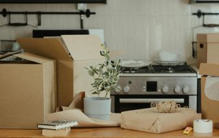 cartons de déménagement dans une cuisine