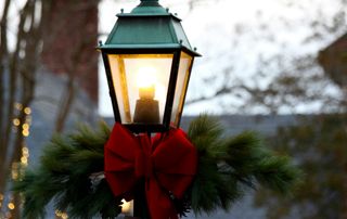 lampe entourée d'un ruban rouge