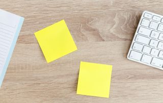 post-it et clavier sur un bureau